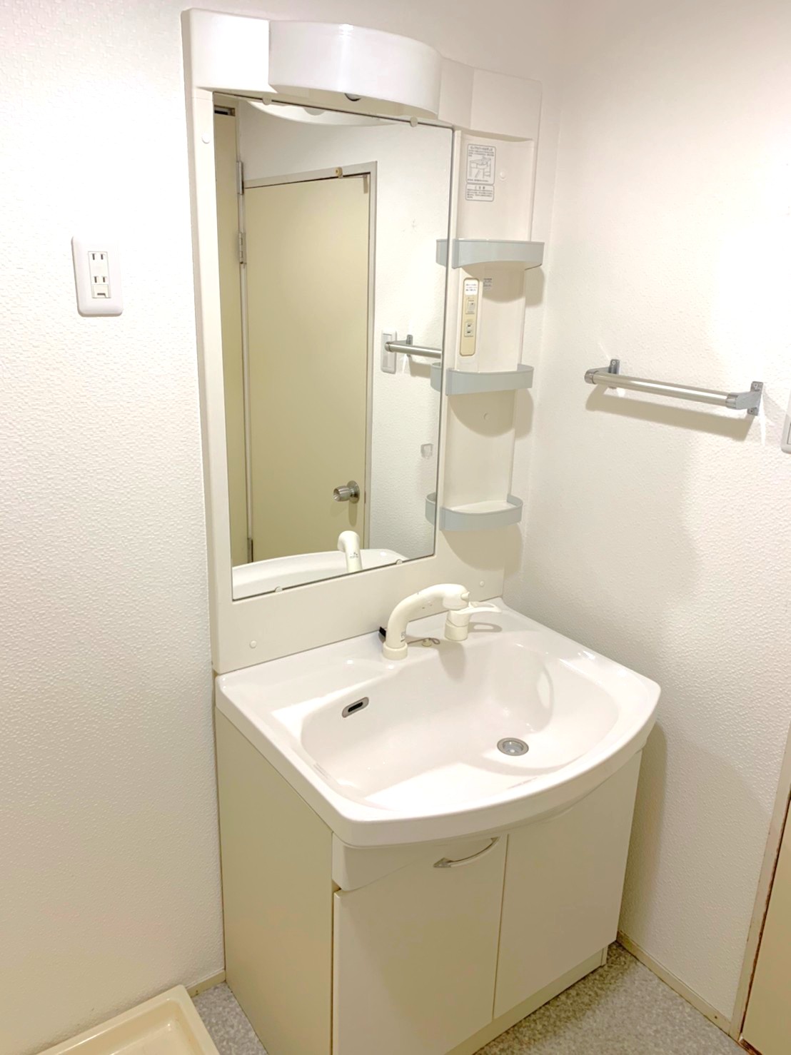 洗面設備　化粧品多くても収納できる☆