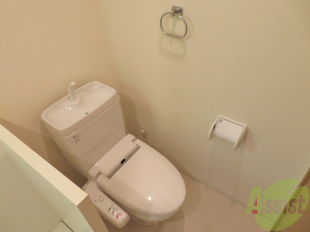 トイレ　シャワー付きトイレなので清潔感がありますね。