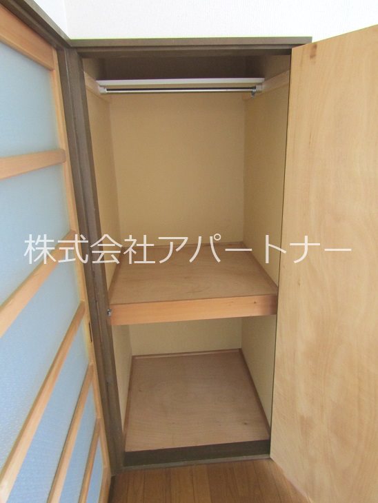 その他設備　洋室の収納♪おそうじ用具も収納可能です！