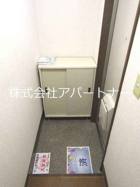 玄関　玄関にはシューズボックスあり。
