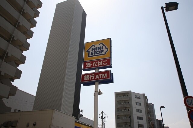 コンビニ　ミニストップ福岡香椎浜4丁目店（コンビニ）まで737m