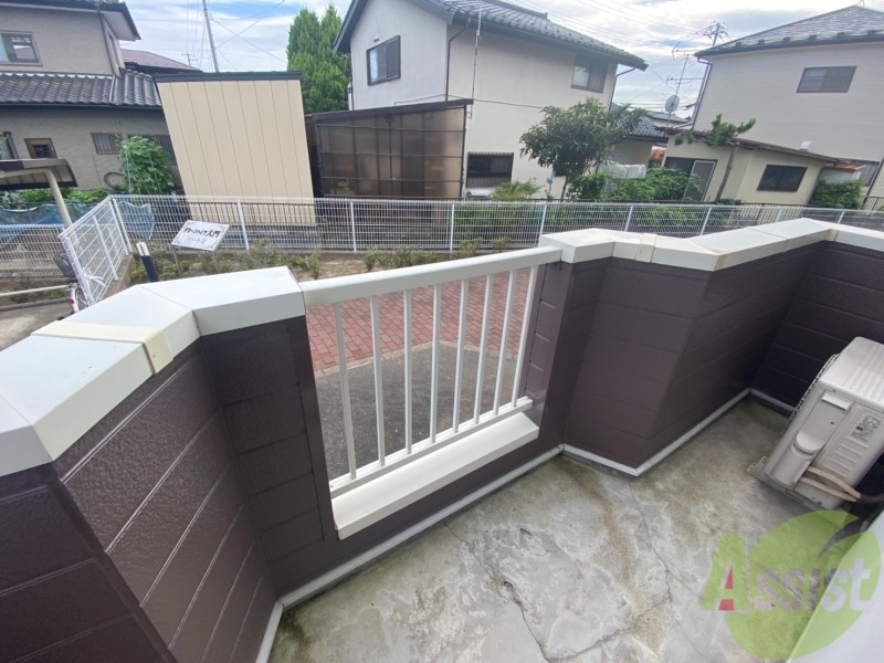 バルコニー　ベランダはよく日が当たり気持ちの良い空間です。