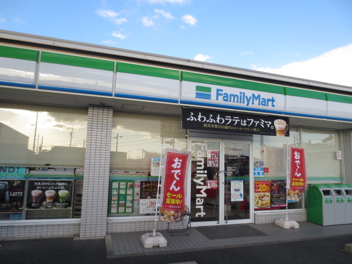 コンビニ　ファミリーマート（コンビニ）まで750m