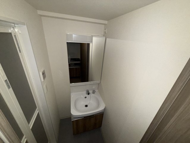 玄関　同物件別部屋写真