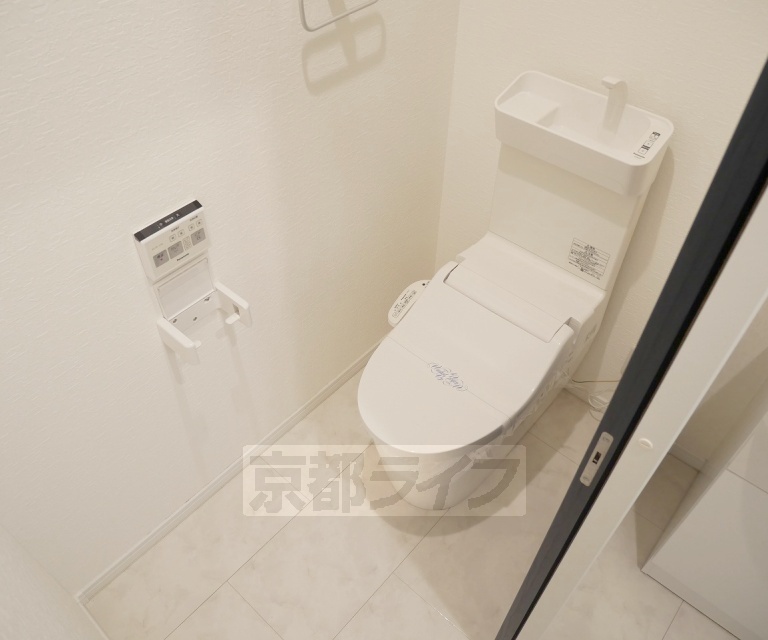トイレ　温水洗浄暖房便座付きのトイレです。