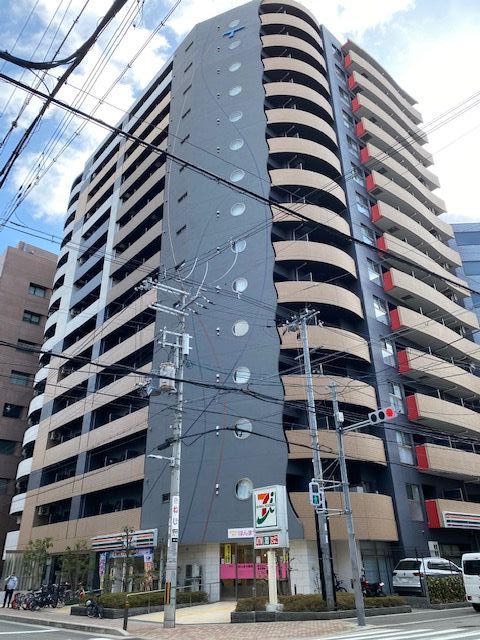建物外観　四ツ橋通りから1本入ったところにあるので静かです。