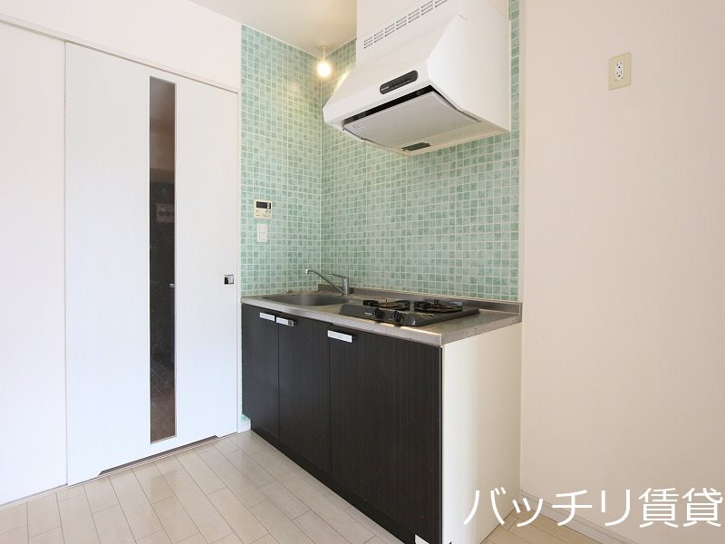 キッチン　別号室写真の為現況を優先致します。