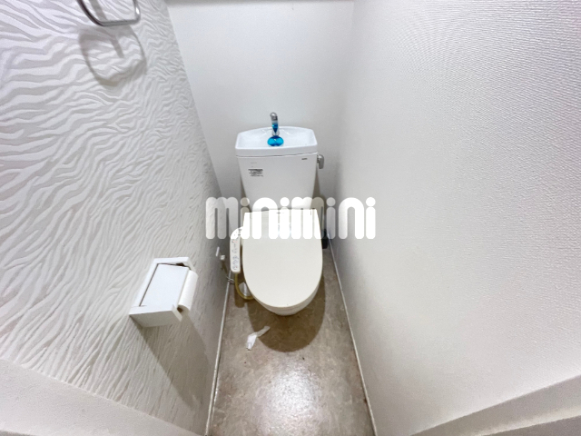 トイレ　嬉しい温水洗浄便座付きのトイレです。
