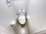 トイレ　嬉しい温水洗浄便座付きのトイレです。