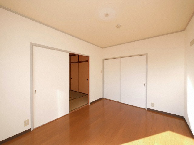 フォアール今津北の居間写真