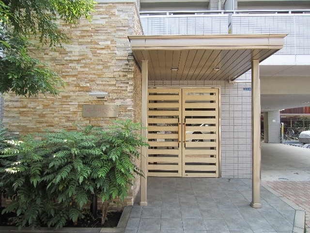 エントランス　建て物入口前です☆