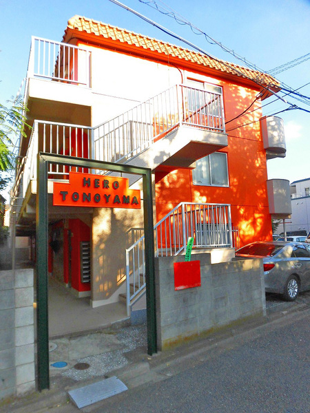 エントランス　３階建てマンション