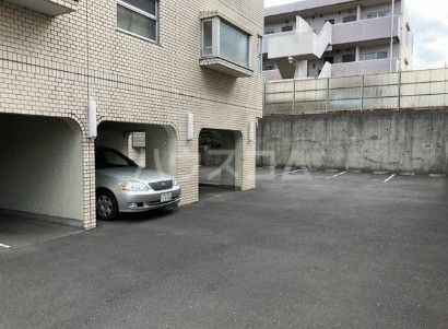 【プレシールハイムの駐車場】