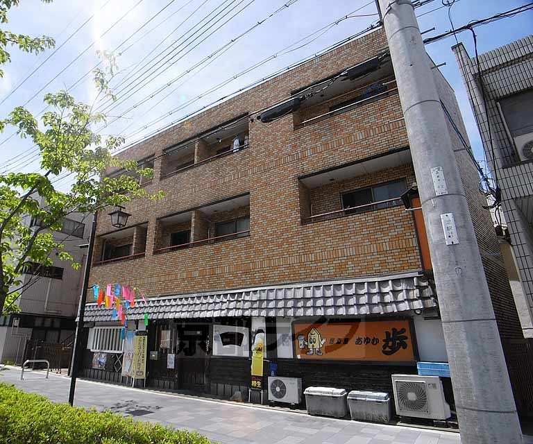 【京都市伏見区淀本町のマンションのエントランス】