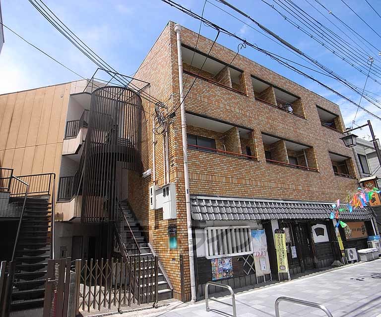 京都市伏見区淀本町のマンションの建物外観