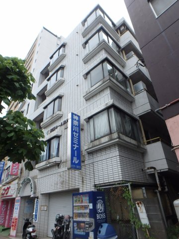 横浜市神奈川区松ケ丘のマンションの建物外観