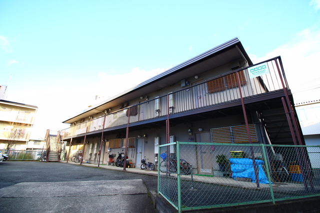 茨木市新和町のアパートの建物外観