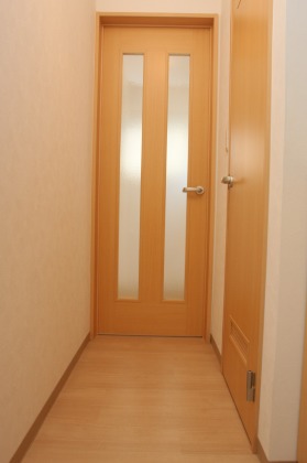 【札幌市西区二十四軒二条のアパートの玄関】