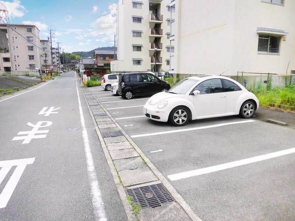 【ビレッジハウス安楽島1号棟の駐車場】