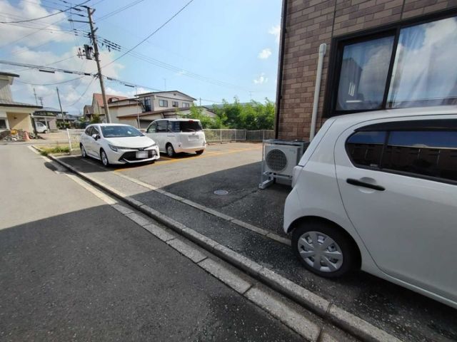 【アンソレイエ　IIの駐車場】