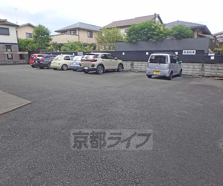 【京都市左京区上高野古川町のマンションの駐車場】