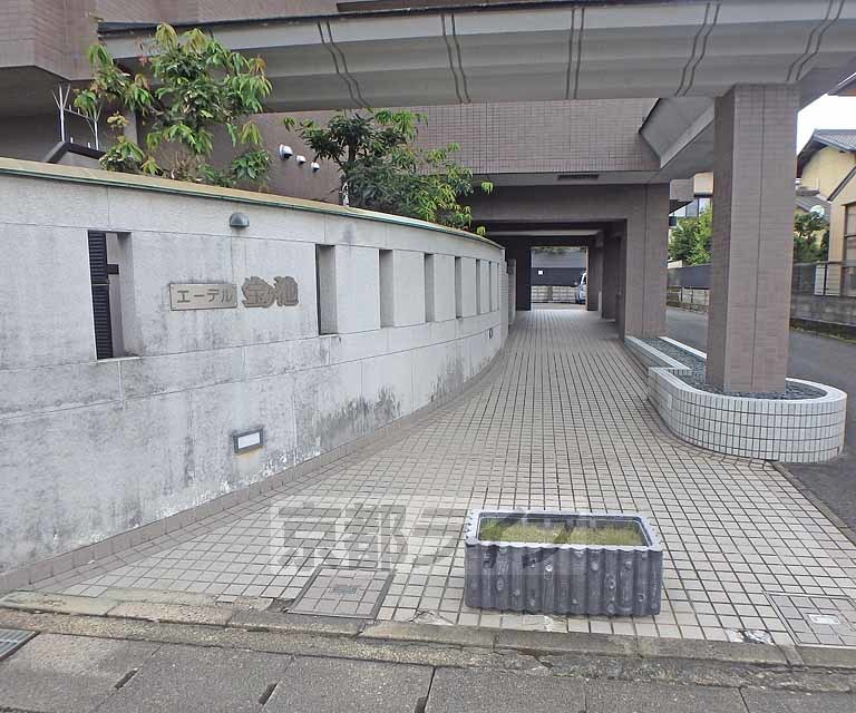 【京都市左京区上高野古川町のマンションのエントランス】