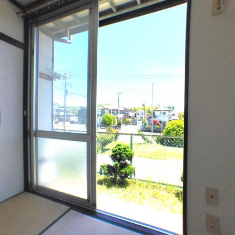 庭　開放的な和室の掃き出し窓です。目前の庭でプチ園芸も可能です。