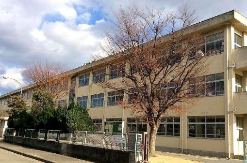 小学校　加古川市立鳩里小学校（小学校）まで907m