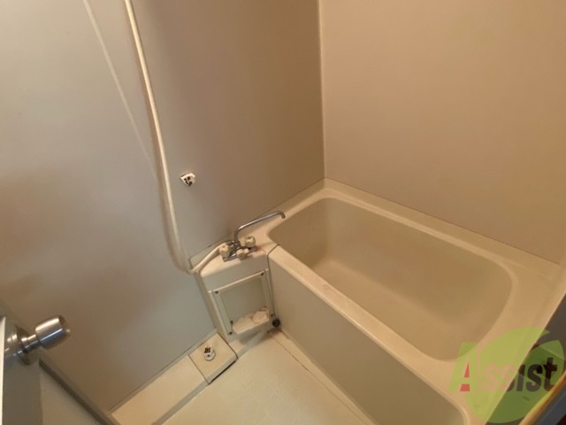 バス・シャワールーム　バスルームは狭すぎず、シャワーも浴びやすそうです。