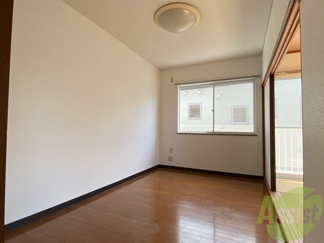 居室・リビング　５．９帖の洋室です。広々として、きれいですね。