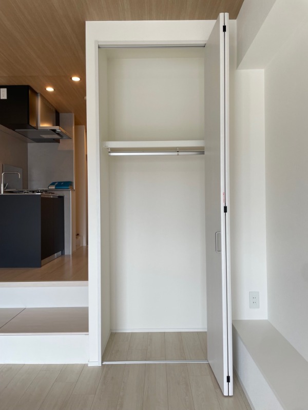 その他設備　レジディア上野御徒町の収納豊富なトールタイプのシューズＢＯＸ