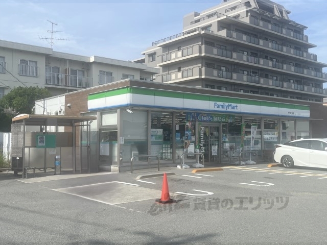 コンビニ　ファミリーマート伊丹緑ヶ丘店（コンビニ）まで1100m