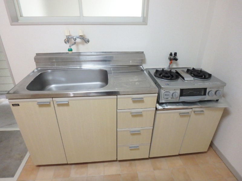 キッチン　窓付きで明るいですね♪※ガスコンロは付きません