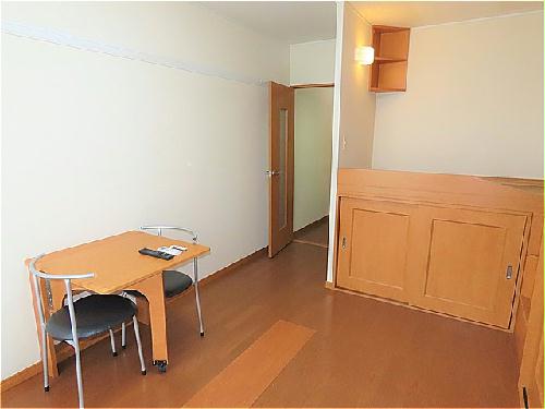 居室・リビング　ハイベッドタイプのお部屋です