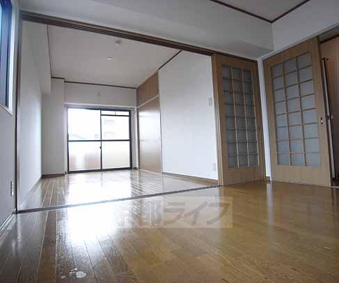 居室・リビング　明るい室内。