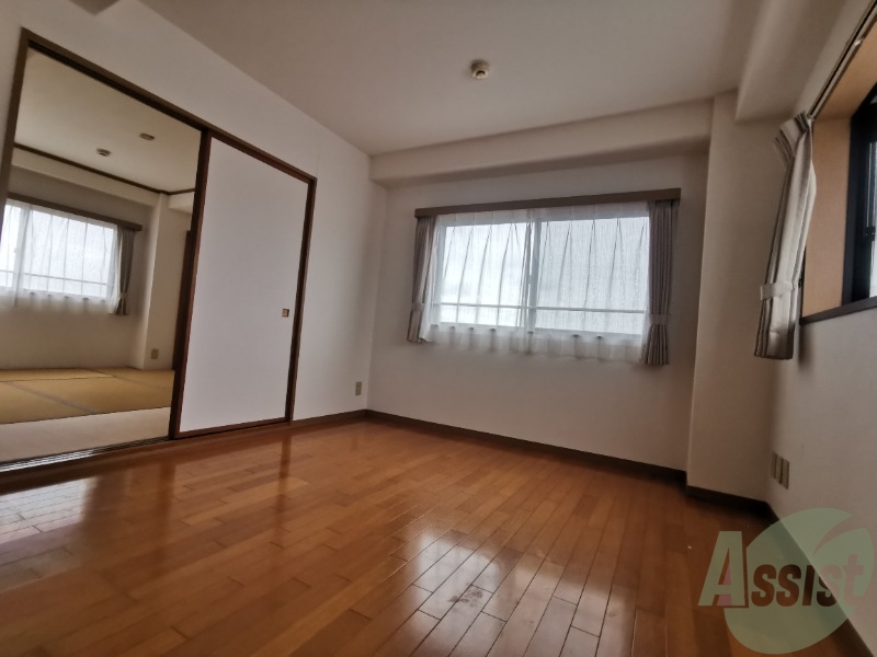 居室・リビング　６．６帖のリビングは窓があり、陽の光が気持ちよく差します