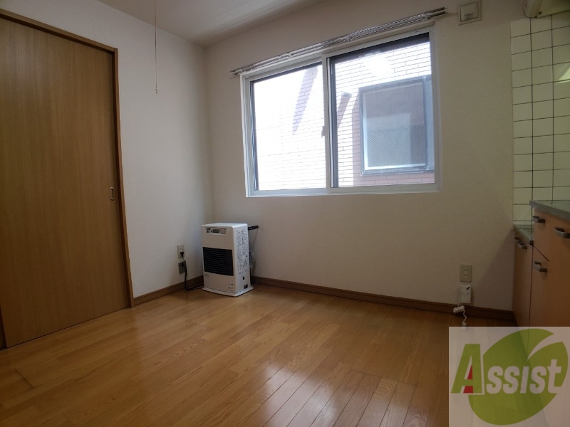 居室・リビング　７帖の洋室です。広々として、きれいですね。