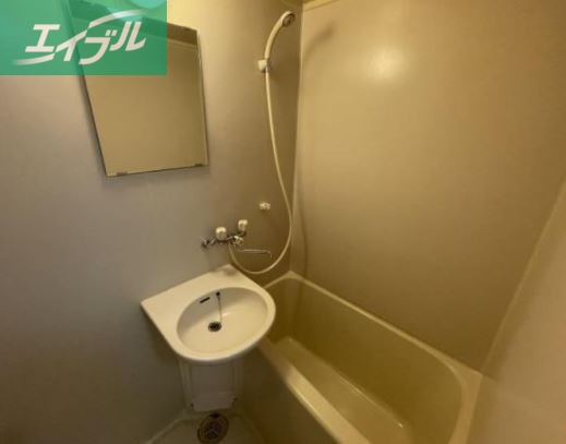 バス・シャワールーム　類似部屋の写真です。実際は少々異なる場合もございます。