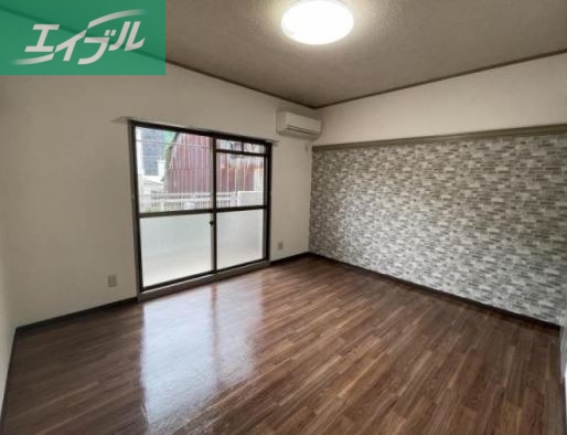 居室・リビング　類似部屋の写真です。実際は少々異なる場合もございます。