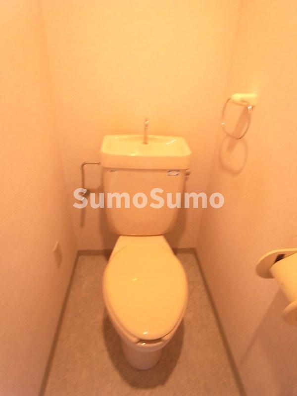 トイレ　落ち着いた色調のトイレです