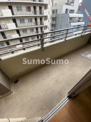 バルコニー　暖かな日差しのふりそそぐバルコニー