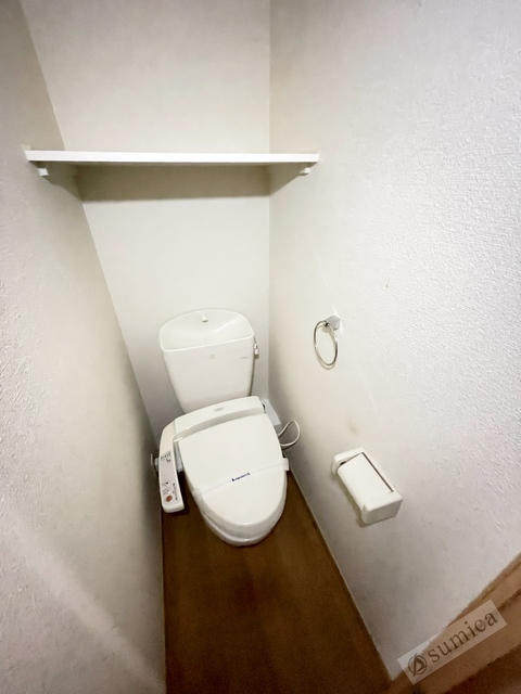 トイレ　人気アイテムの温水洗浄便座。清潔感のあるトイレです。