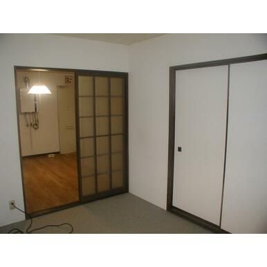 居室・リビング　フローリングのきれいなお部屋です。