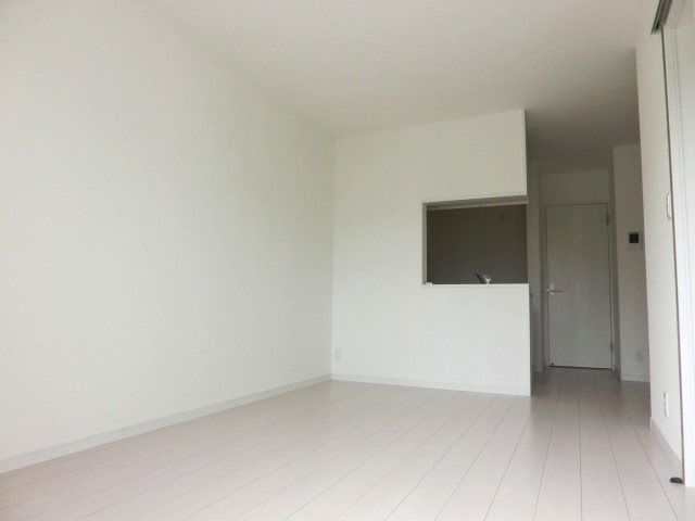 その他部屋・スペース　バルコニー側からのリビングです