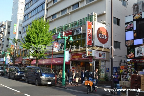 飲食店　ガスト 新大久保店（飲食店）まで910m