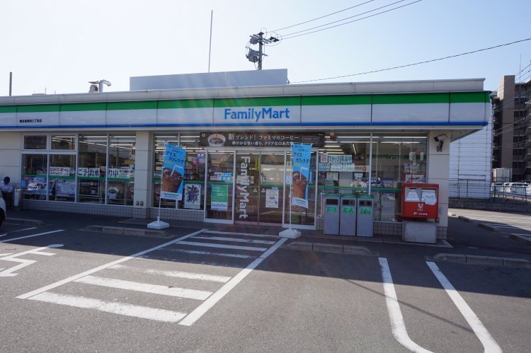 コンビニ　ファミリーマート 博多東那珂三丁目店（コンビニ）まで166m