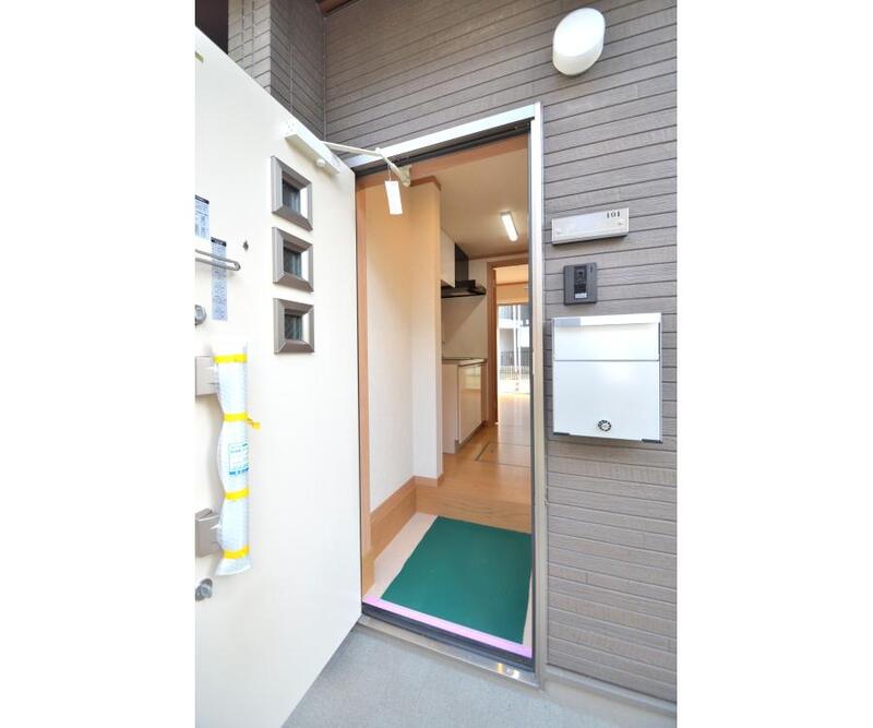 玄関　【南向き日当たり良好】