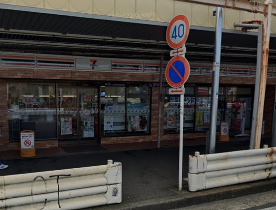 コンビニ　セブンイレブン（コンビニ）まで326m