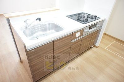 キッチン　三口コンロのシステムキッチンです♪