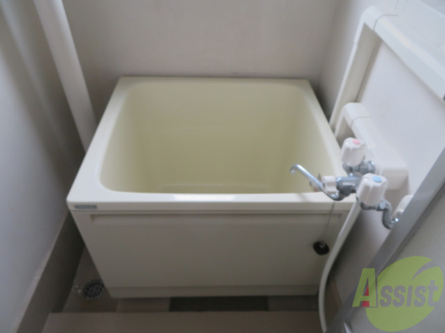 バス・シャワールーム　浴槽は深さがあるので肩まで浸かれそうですね。